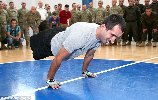 جندي مبتور الأرجل يحقق رقماً قياسياً عالمياً في تمرين الضغط