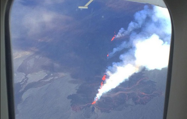 بالصورة.. طيار أيسلندي يغير مساره ويتنزه بركابه فوق حمم بركانية