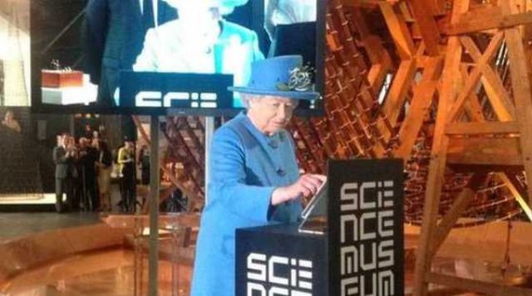 ملكة بريطانيا “تغرد” في افتتاح معرض جديد بمتحف العلوم