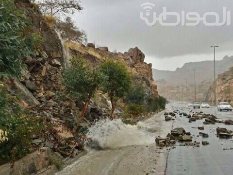 بالفيديو والصور.. انهيار صخري بسبب أمطار الطائف