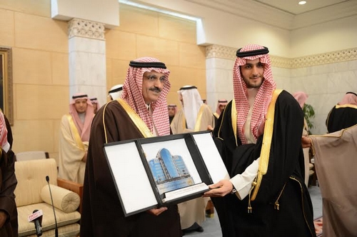 أمير الرياض يكرم آل إبراهيم لتبرعه بمليون ريال لـجمعية التحفيظ