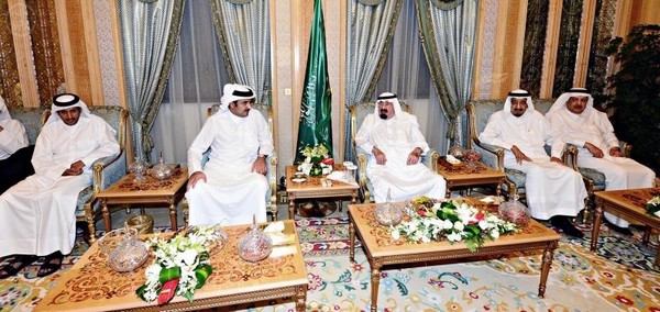 الملك يبحث مع الشيخ تميم سبل دعم العلاقات السعودية القطرية