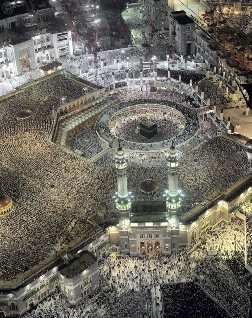 بالصور.. أكثر من مليوني مصلٍ الليلة في المسجد الحرام