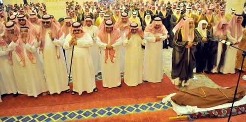 الأمير مقرن يؤدي صلاة الميت على الأمير مساعد بن عبدالعزيز