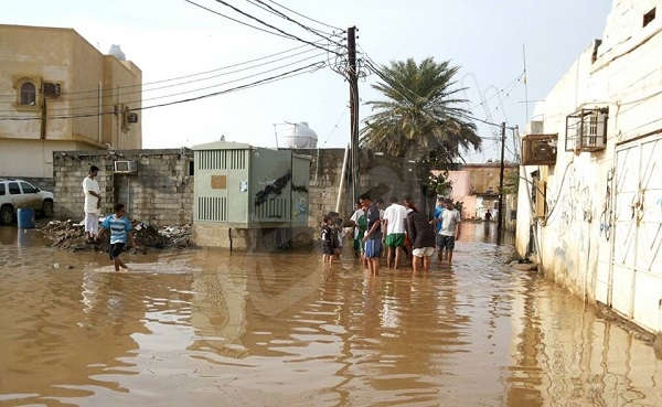 بالصور.. مياه الأمطار تحاصر المنازل وتغرق الشوارع بـ“صامطة”