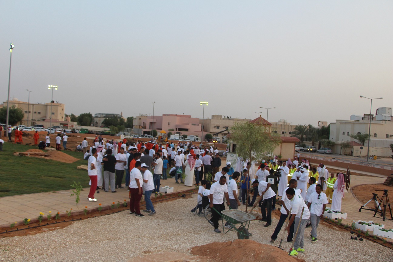 شباب #الرياض يشاركون في تنظيف الساحات البلدية وزراعة الحدائق والمنتزهات