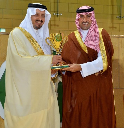 نائب أمير منطقة الرياض يتوج الفائز بكأس إمارة المنطقة