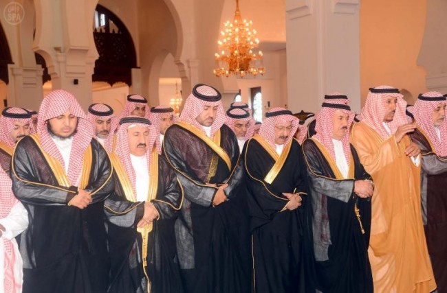 الأمير تركي بن عبدالله يؤدي صلاة الميت على الأميرة الجوهرة