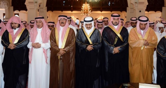 أمير الرياض ونائبه يؤدّيان صلاة الميت على عدد من المتوفين