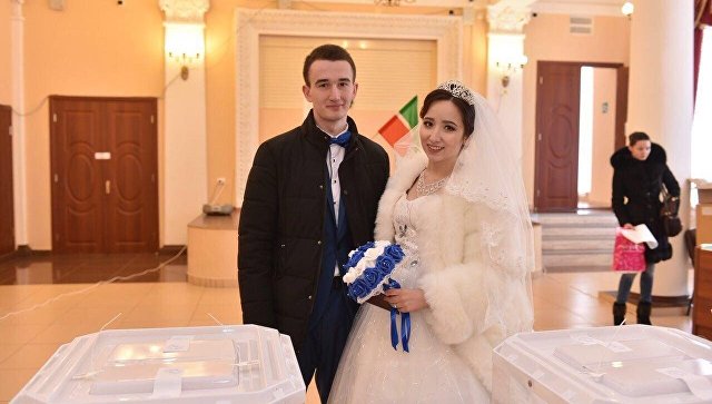 عريس وعروسة يصوتان في الانتخابات الروسية