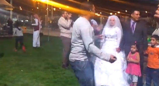 بالفيديو.. زفاف مصري على الملأ بحديقة عامة بالطائف