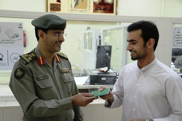 مدير جوازات الطائف يسلم أول جواز سفر من “أبشر”