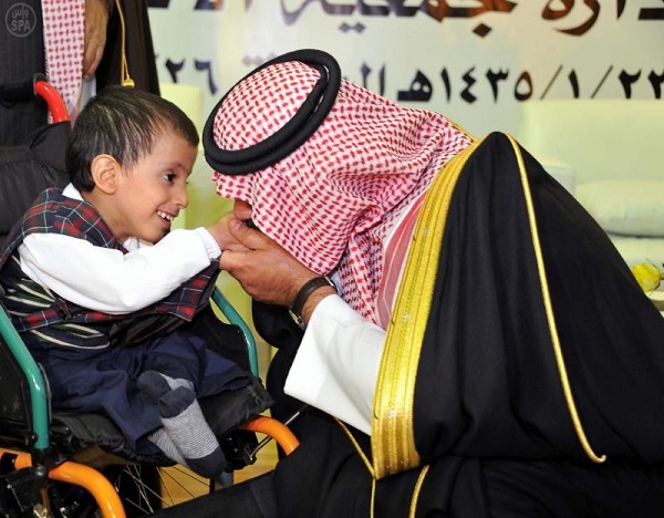 بالصورة .. أمير الباحة يُقبل يد طفل معاق