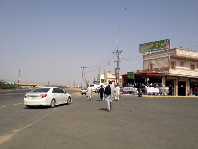 بالصور.. “المواطن” ترصد عبور الحجاج سيراً بالأقدام من ميقات السيل