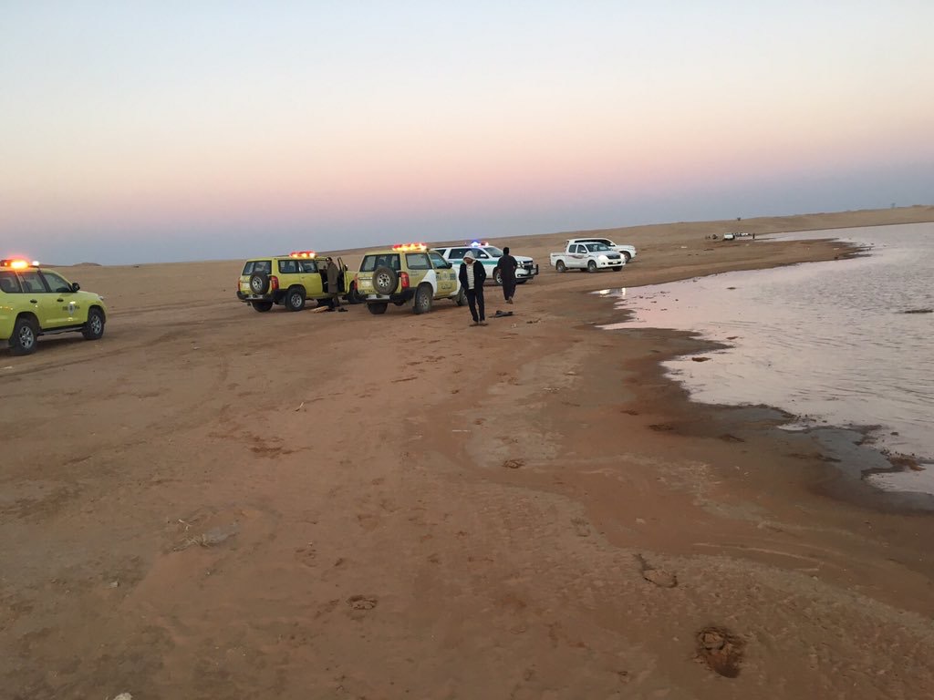 بالصور.. إنقاذ شخصين من الموت غرقاً بسد وادي #عرعر