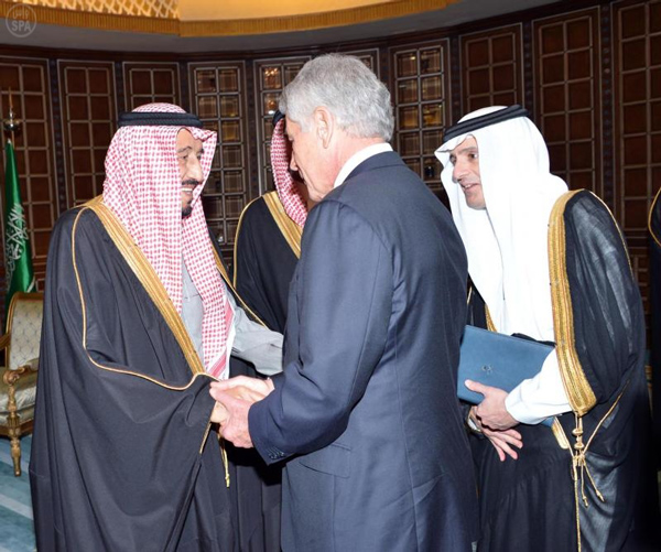 وليّ العهد يلتقي وزير الدّفاع الأمريكيّ لبحث التّعاون بين البلدين
