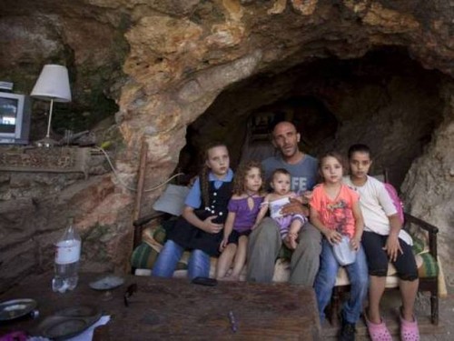 بالصور.. مأساة أسرة فلسطينية تعيش في كهف