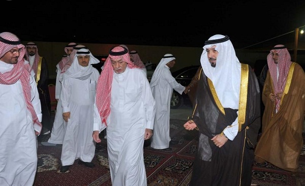 مشعل بن عبدالله يعزي في وفاة والدة الأمير عبدالعزيز بن سليمان