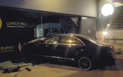 حدث في دبي ..شاب يقتحم مطعماً بسيارته ويقتل 3 عمال