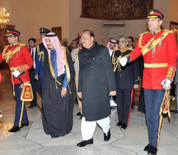 الأوبزرفر الباكستانية لولي العهد: أهلاً بكم في بلدكم الثاني سمو الأمير