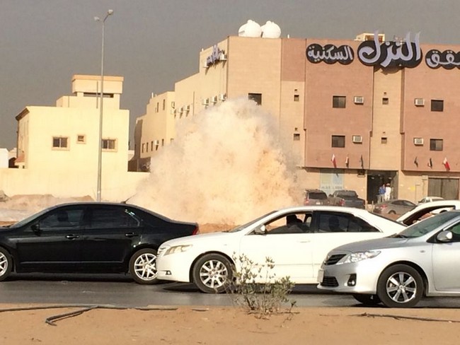 بالفيديو والصور.. انفجار أنبوب مياه تحلية في الرياض