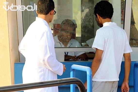 ​شاهد بالصور .. ​جماهير الهلال و​الأهلي يتوافدون لشراء تذاكر ​المباراة