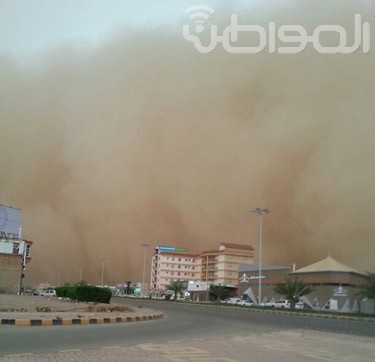 بالصور والفيديو.. عاصفة ترابية تحول نهار حفر الباطن إلى ليل