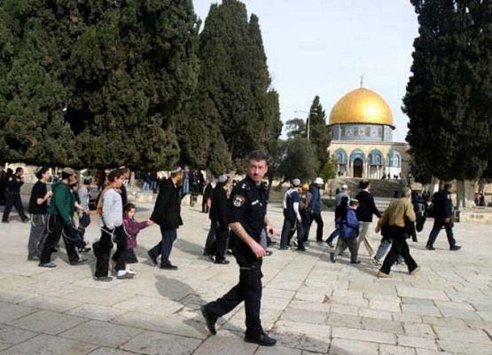 قوات الاحتلال تحوِّل مدينة القدس لثكنة عسكرية وتحاصر المسجد الأقصى