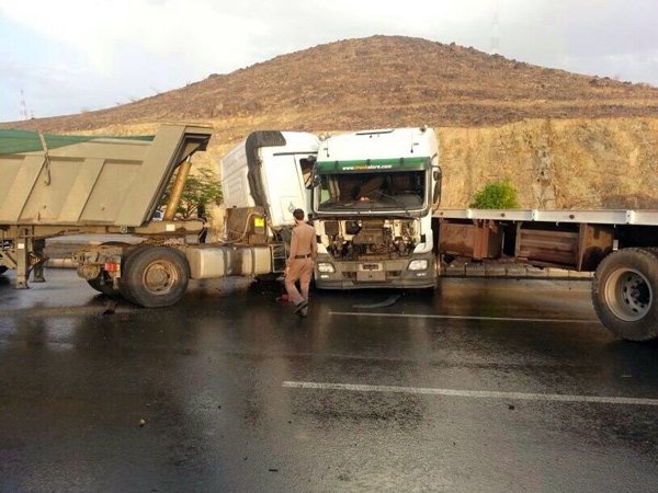 بالصور.. تصادم شاحنتين بالباحة وإصابة قائديهما