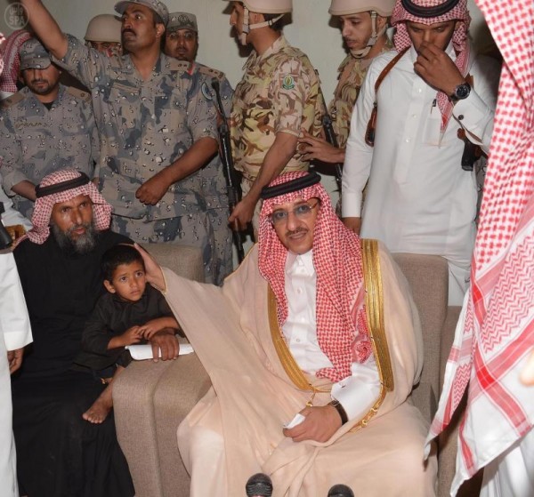وزير الداخلية يعزي أسرة الشهيد “القحطاني” في ظهران الجنوب