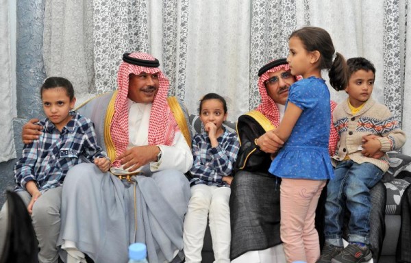 وزير الداخلية يعزي أسرة الشهيد “الغامدي” في الباحة