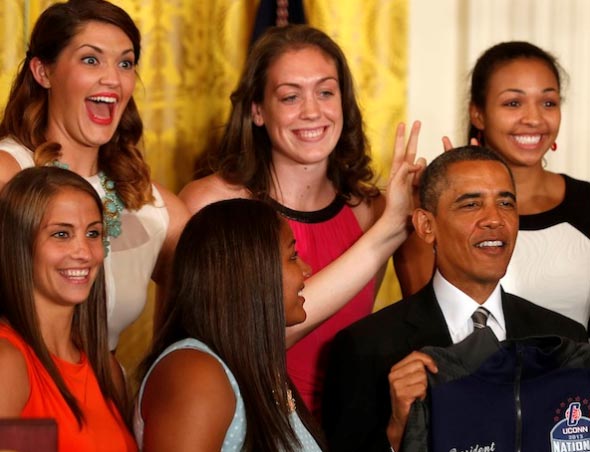 بالفيديو ..فتاتان تمازحان أوباما بطريقة غير اعتيادية