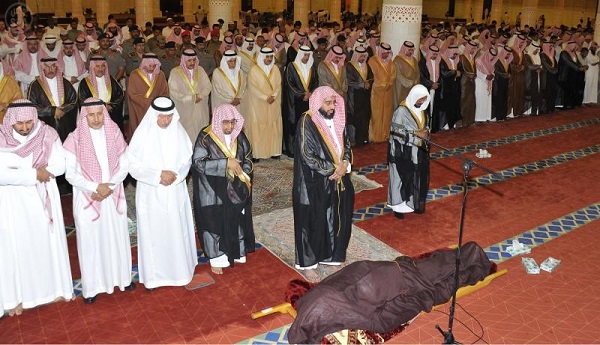 الأمير أحمد وأمير الرياض يؤديان الصلاة على عبدالعزيز بن فهد بن سعد