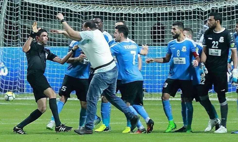 بالفيديو.. ضرب حكم نهائي البطولة العربية مجددًا.. والأمن ينقذه بالقنابل