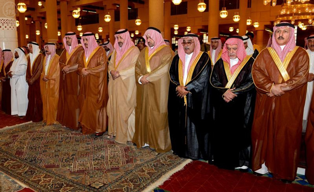 أحمد بن عبدالعزيز وأمير الرياض يؤديان صلاة الميت على السديري