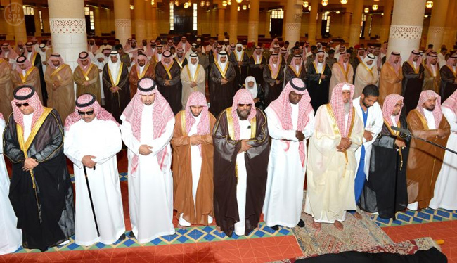 أحمد بن عبدالعزيز وأمير الرياض يؤديان صلاة الميت على الأميرة جواهر