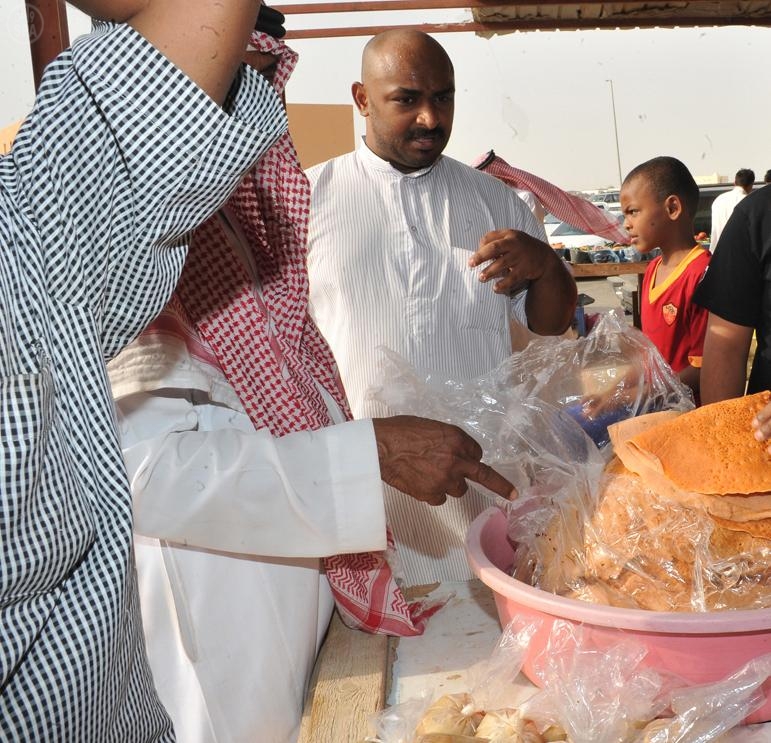 شهدت الأسواق الشعبية بمنطقة جازان في اليوم الأول من شهر رمضان المبارك, حركة تجارية لافتة, حيث حرص المتسوقون على زيارة تلك الأسواق وشراء العديد من الوجبات والمأكولات الشعبية التي يقدمها الباعة وتشتهر بها المنطقة على مدار العام وتزدهر خلال شهر رمضان المبارك.