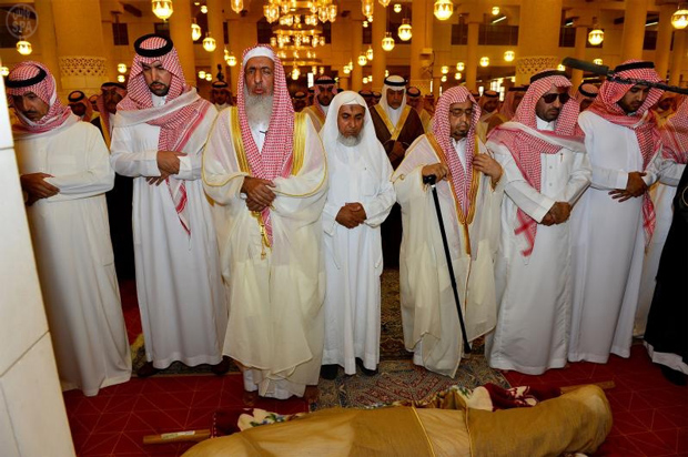 أمير الرياض يؤدي صلاة الميت على سلطان بن تركي الكبير
