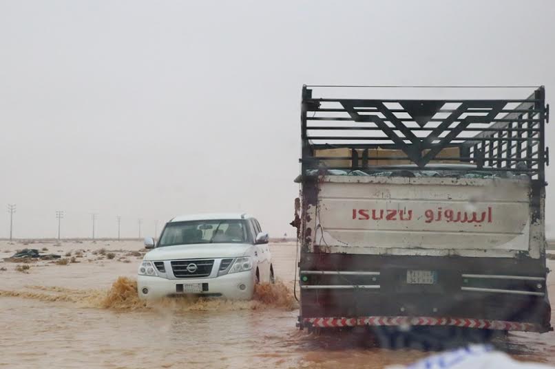 بالصور.. الأمطار تقطع طريق #رفحاء – لينة وتُوقف حركة السير