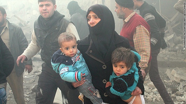 بالصور.. مصرع 36 سورياً بينهم 18 طفلاً إثر قصف مروحي لـ”حلب”