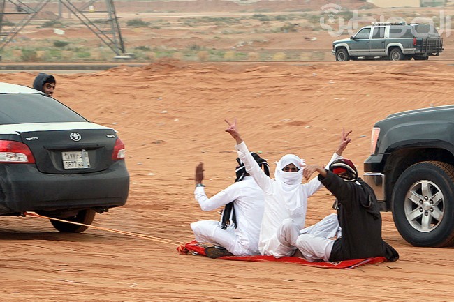 بالصور .. “الثمامة” تجذب المتنزهين بعد “زخات المطر”