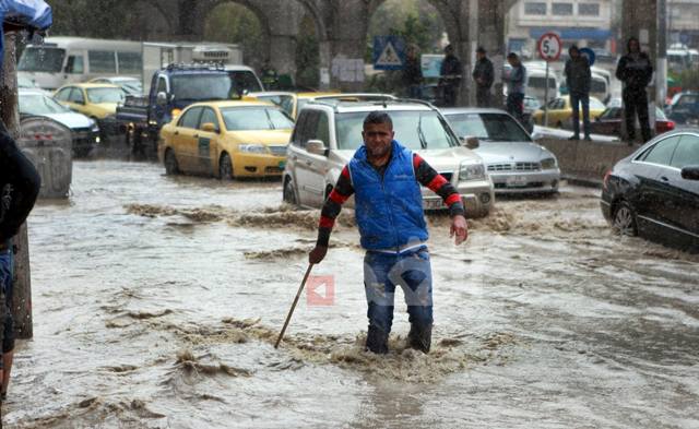 شاهد بالصور.. أمطار غزيرة تغرق شوارع العاصمة الأردنية