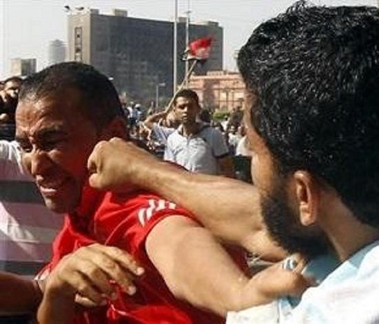 اشتباكات في القاهرة والجيش يغلق محيط الإتحاديّة
