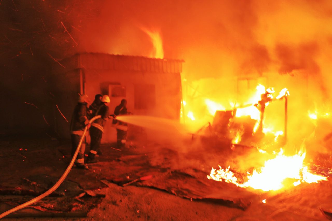 بالصور.. وفاة وإصابة 10 أشخاص في حريق بشرائع مكة المكرمة