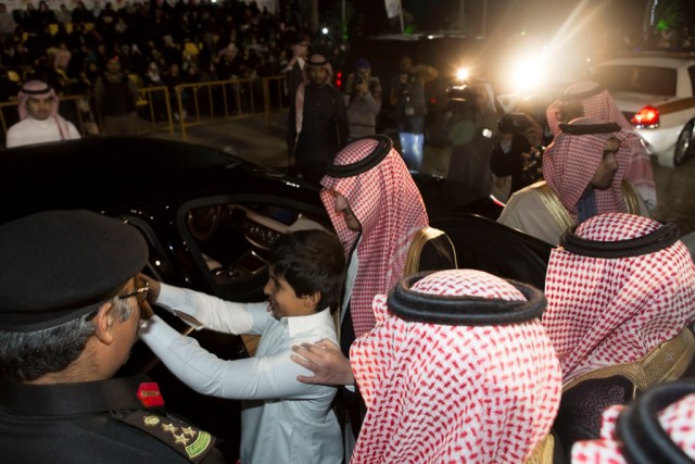 “طفل” يستوقف سعود بن نايف عند “سيارته” لإلتقاط “سيلفي”