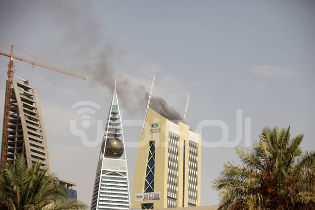 “المواطن” تنشر بالصور عمليات إخماد حريق برج المنجم
