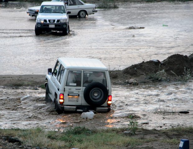 بالصور.. شاب متهور يدخل إلى عمق “وادٍ” بسيارته خلال هطول الأمطار