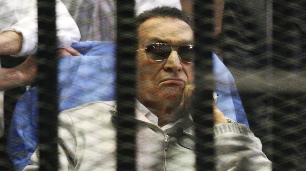 إصابة مبارك بكسر في الفخذ نتيجة سقوطه بالمستشفى