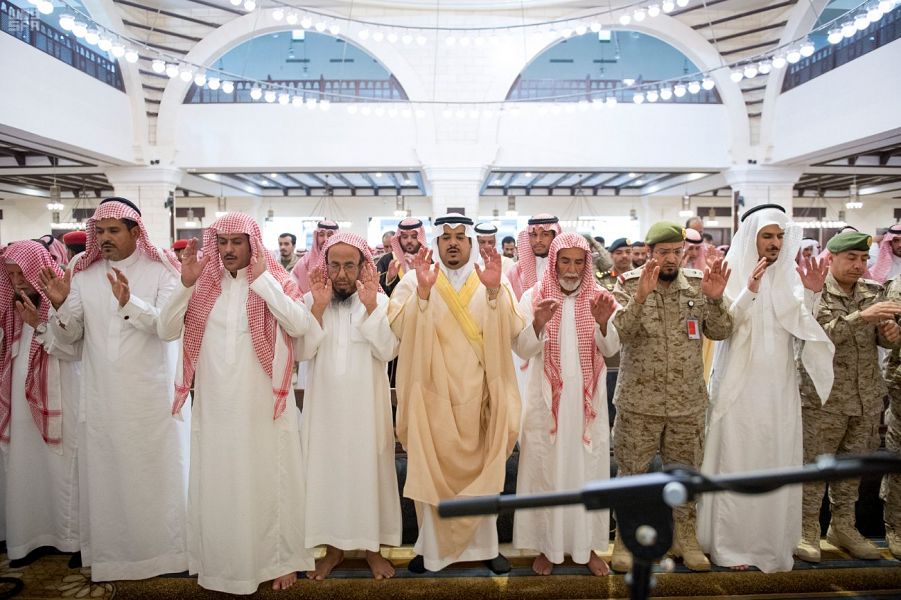 نائب أمير الرياض يتقدم مُشيعي الشهيد طلال العتيبي
