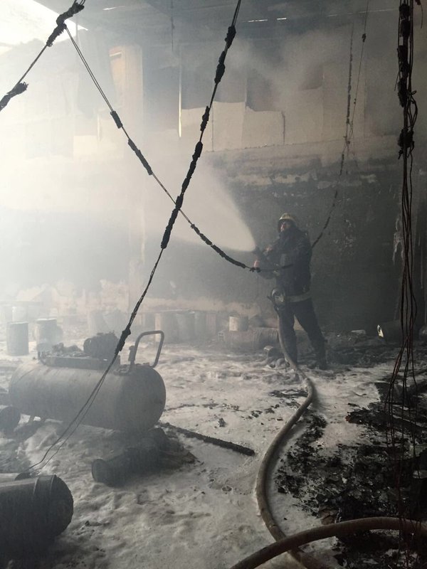 بالصور.. حريق يدمّر ورشة نجارة بالمنطقة الصناعية في #جدة
